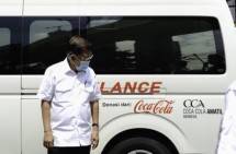 Coca Cola Serahkan Bnatuan Ambulans ke PMI