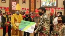 Gubernur Sulawesi Utara Olly Dondokambey menyerahkan simbolis kartu kepesertaan BPJAMSOSTEK kepada perwakilan petani, didampingi oleh Wakil Gubernur Sulawesi Utara Steven Kandou, Direktur Utama BPJAMSOSTEK Agus Susanto, Anggota Dewan Pengawas BPJAMSOSTEK Rekson Silaban, Kepala Kantor BPJAMSOSTEK Cabang Manado Hendrayanto, dan Kadisnakerprov Sulawesi Utara Erni Tumundo