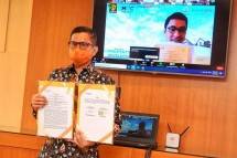 Dirut Bank BTN Pahala Nugraha Mansury dan Ketua Umum Ikatan Alumni Universitas Indonesia (ILUNI UI) Andre Rahardian (layar tv) usai penandatangan Memorandum of Understanding (MoU) secara virtual di Jakarta, Rabu (23/9). Melalui MoU tersebut, kedua institusi bekerja sama menggelar kegiatan Ruang Temu Property Developer, sebuah program pelatihan level dasar untuk alumni UI yang berniat terjun sebagai pelaku usaha pengembang properti.