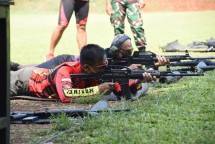 Sejumlah Perwira Marinir Tingkatkan Kemampuan Menembak