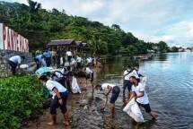 Prajurit Yonmarhanlan IX Turut Serta Bersih-Bersih Pantai Ambon