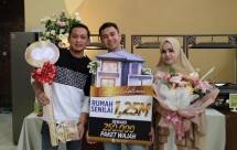 Raffi Ahmad dan owner Ms Glow, Shandy Purnamasari dan Gilang Widya Purnama menyerahkan hadiah rumah bagi distributor produktif MS Glow