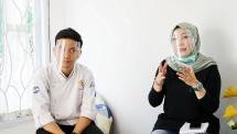 Asep Karya dan Ririn Rekyan adalah pemilik Pinnacle House Indonesia (PHI), sebuah food and beverages shop and central kitchen. Keduanya sedang memperbincangkan Virtual Reseller Platform, hasil kerja sama dengan PowerCommerce.Asia. (Foto: Humas Pinnacle House Indonesia & PowerCommerce.Asia)