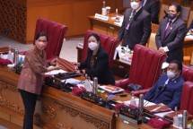 Ketua DPR RI Dr. (H.C.) Puan Maharani menerima RUU tentang APBN Tahun Anggaran 2021 dari Menteri Keuangan Sri Mulyani (Photo by Runi/Man)