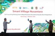 Wakil Menteri Desa PDTT Budi Arie Setiadi, Kepala Staf Kepresidenan Jenderal TNI (Purn) Dr. H. Moeldoko, dan Gubernur Jawa Tengah Ganjar Pranowo meresmikan desa percontohan pengembangan Smart Village Nusantara