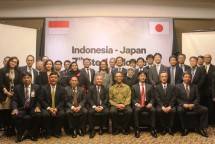 Dirjen Industri Logam, Mesin, Alat Transportasi, dan Telematika (ILMATE) Kementerian Perindustrian, I Gusti Putu Suryawirawan didampingi Direktur Industri Logam Kemenperin Doddy Rahadi berfoto bersama dengan delegasi Indonesia dan Jepang usai kegiata