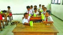 Satgas Yonif MR 413 Kostrad Ajak Siswa SD Mahanaim Papua Minum Susu