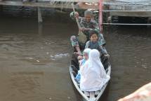 Satgas TMMD Sintang Antar Anak-Anak Mengaji Gunakan Perahu