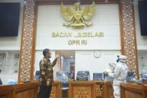 Sekretaris Jenderal DPR RI Indra Iskandar saat Tinjau Penyemprotan Disinfektan Gedung Nusantara I dan II, Kompleks Parlemen, Dalam Rangka Cegah Penyebaran Virus Covid-19 (Photo by Jaka/Man)