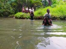 Tentara Gendong Anak Papua Seberangi Sungai Untuk Bersekolah