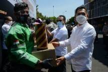 Wakil Ketua Komisi III DPR RI Adies Kadir bersama Kapolda Jatim Fadil Imran, Bagikan Ribuan Paket sembako dan masker untuk masyarakat Surabaya (Photo by Nadia/Man)