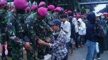 Pasukan Marinir Secara Humanis Minta Demonstran Bubarkan Diri