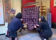Pameran Batik &ldquo;True Colours: The Natural Way of Batik Colouring" (Photo by Kemlu)