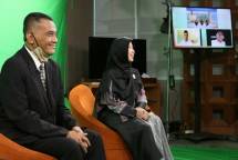 Pemimpin Divisi Haji dan Umroh BNI Syariah, Endang Rosawati (dua dari kiri); Direktur Keuangan & Manajemen Risiko PT PP (Persero) Tbk, Agus Purbianto (layar kanan bawah); dan Direktur Sahid Tour & Travel, Hari Prakoso (paling kiri); Ustadz & Pembimbing Jemaah Haji Sahid Tour & Travel, Ali Nurdin (layar kiri bawah) 