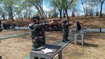 Prajurit Yon POM 2 Mar Surabaya Tingkatkan Kemampuan Menembak Pistol dan Senapan