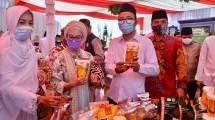 Staf Khusus Menteri Koperasi dan UKM Riza Damanik, saat membuka Bazaar UMKM di sela-sela peringatan Haul Akbar Maulana Syarif Al Habib Thoha Bin Hasan Bin Yahya, di Ciledug, Kabupaten Cirebon