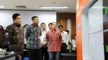 Menteri BUMN Erick Thohir (paling kiri) didampingi Direktur Telkom Edi Witjara (paling kanan) saat meninjau kesiapan Dashboard BUMN Command Center Corona yang dikelola oleh Telkom di Jakarta, pada Maret 2020.