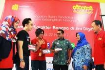 Tampak pada gambar Chief Human Resources Officer Indosat Ooredoo, Ripy Mangkoesoebroto (tiga dari kiri), Ketua Komisi X DPR RI, Teuku Riefky Harsya (tiga dari kanan), Co-Founder KelasKita.com, Stephen Ng (dua dari kiri), dan Wakil Humas SMKN 2, Dida 