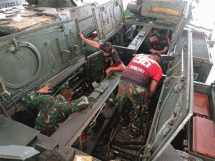 Prajurit Yontankfib 1 Marinir Rutin Perawatan Kendaraan Tempur