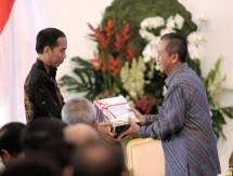 Presiden Jokowi dan Ketua BPK dalam acara penyerahan Laporan Hasil Pemeriksaan BPK atas LKPP Tahun 2016, di Istana Bogor. (Foto: Humas Setkab)