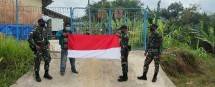 Satgas Pamtas Yonif 642Kapuas Berikan Bendera Merah Putih