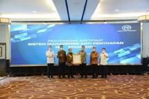 Manajemen PT PP (Persero) Tbk berfoto bersama dengan PT Mutu Agung Lestari usai penyerahan sertfikat Sistem Manajemen Anti Penyuapan (&ldquo;SMAP&rdquo;) SNI ISO 37001:2016 secara simbolis