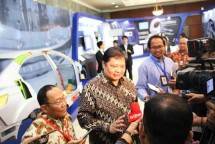 Menteri Perindustrian Airlangga Hartarto bersama President Director Krakatau Steel Mas Wigrantoro Roes Setiyadi memberikan keterangan pers usai 2017 Indonesia Steel Conference: Road to 10 Million Ton Cilegon Steel Cluster (Foto Humas Kemenperin)
