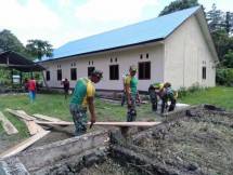 Satgas Yonif MR 413 Bangun Kamar Mandi Rumah Ibadah Mahanaim