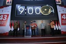 Komisaris Utama Telkom Rhenald Kasali (kedua dari kiri) bersama Direktur Utama Telkom Ririek Adriansyah (ketiga dari kanan) saat opening bell pembukaan perdagangan saham di BEI menandai peringatan 25th Telkom IPO 