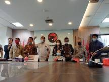 Dengan menggunakan kursi roda, Nenek Tuty Suryani didampingi kuasa hukumnya, Libertus Jehani (batik)menemui Fraksi PDI Perjuangan DPR RI, Effendi Sianipar, di ruang rapat Fraksi, lantai 7, Gedung Nusantara I Komplek Parlemen Senayan, Jakarta, Jumat (20/11) siang.