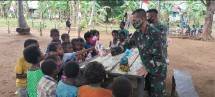 Kebahagiaan Anak-Anak Terima Donai Pakaian dari Satgas Yonif 125 Merauke