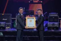 Kiri: Achmad Abimanyu, Head of Sales and Marketing Division Peruri - Kanan: Indra Utama, Pemimpin Redaksi Majalah Property & Bank