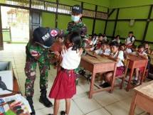 Satgas Yonif 642 Kapuas Tingkatkan Kesehatan Siswa Siswi SD