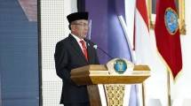 Kepala Badan Siber dan Sandi Negara (BSSN), Letjen TNI (Purn) Hinsa Siburian, memberikan sambutan pada saat acara wisuda dan peluncuran Poltek SSN
