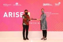 Direktur Utama Telkom Ririek Adriansyah (kiri) menyerahkan cindera mata kepada Wakil Duta Besar Belanda untuk Indonesia Ardi Stoios-Braken usai signing ceremony peluncuran Arise Fund di Jakarta