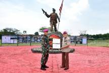 Dankormar Mayjen (Mar) Suhartono Serahkan Piagam kepada Serma KKO (Purn) Djoni Liem