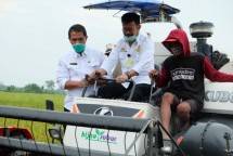 Menteri Pertanian Syahrul Yasin Limpo mencoba alat bajak sawah