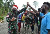 Sinergi TNI dan Masyarakat Bersama Tradisi Bakar Batu 