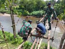Satgas Pamtas Yonif 642Kapuas Perbaiki Jembatan Rusak