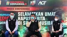 Direktur Humanity Medical Services dr. Muhamad Riedha Bambang, penanggung jawab Global Medic Action dr. Rizal Alimin, dan relawan Medis Humanity Medical Services dr. Arini Retno 