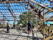 Satgas Yonif MR 413 Kostrad dan Masyarakat Bangun Rumah Adat di Skouw Yambe
