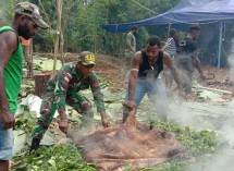 Satgas Yonif MR 413 Kostrad Bersama Warga Kampung Mosso Gelar Bakar Batu
