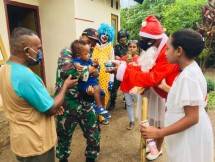 Prajurit Satgas Yonif 125 Simbisa Bersama Sinterklas Hibur Masyarakat Merauke