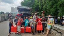 Gerakan Berbagi Kasih-DapoerKasih Donasi Nasi Kotak ke Masyarakat