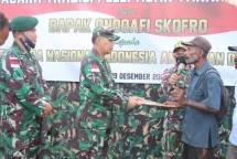 Prosesi Hibah Tanah Adat Distrik Arso kepada Satgas Yonif MR 413 Bremoro