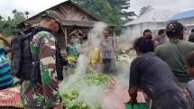 Acara Bakar Batu Warga Papua Rayakan Natal
