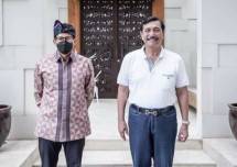 Sandi Unggah Potret Bareng Luhut di Bali