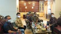 Bupati Bolaang Mongondow Timur, Sehan Salim Landjar (Tengah)