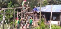 Satgas Yonif MR 413 Kostrad Bersama Warga Bangun Pendopo