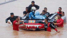 Prajurit Marinir Evakuasi Korban Banjir Tanjungpinang